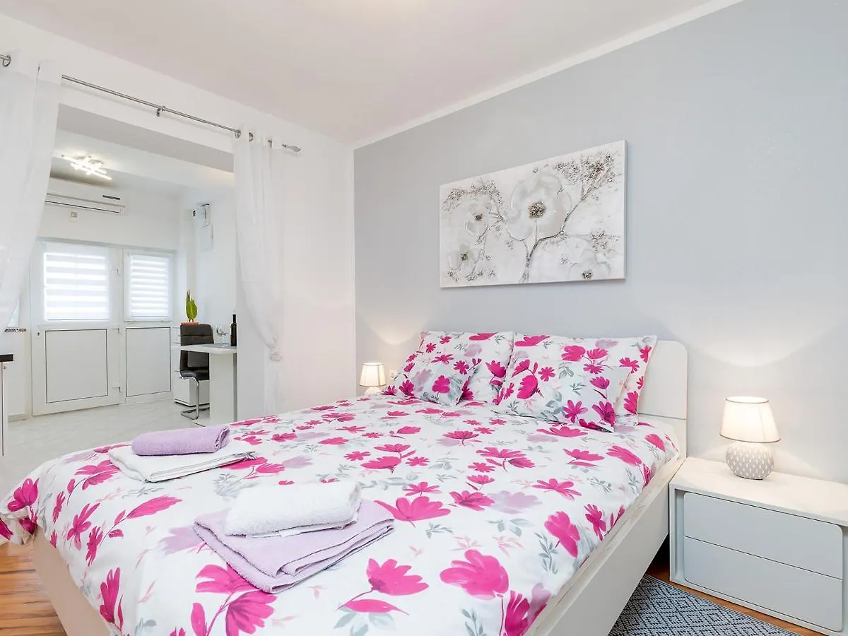 Apartment Manuel Porec 0*,